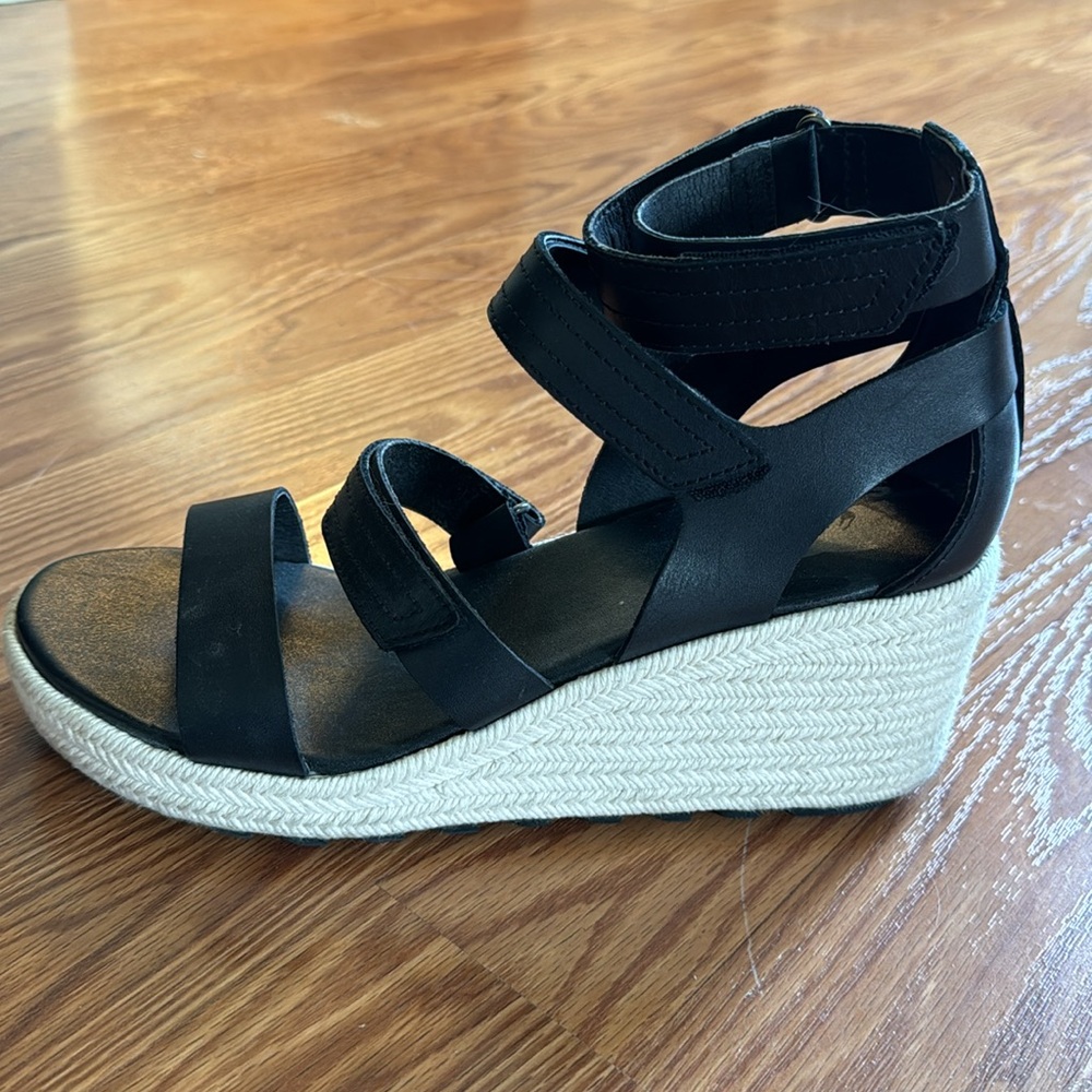 Sorel Black Cameron Multi Strap Sandals — EUC